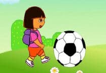 Dora Joue au Football